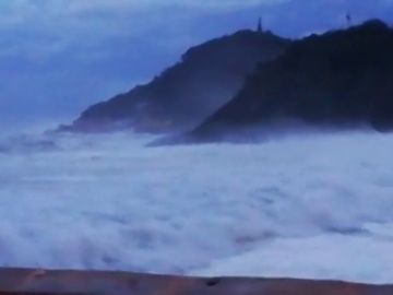 Fuerte oleaje y vientos de hasta 100 kilómetros hora: llega la borrasca 'Alex' a San Sebastián