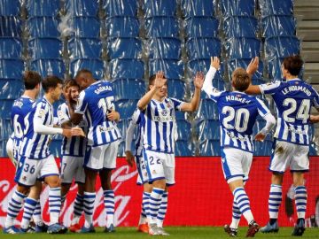 Los jugadores de la Real Sociedad celebran su gol.