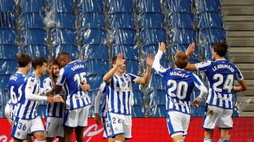 Los jugadores de la Real Sociedad celebran su gol.