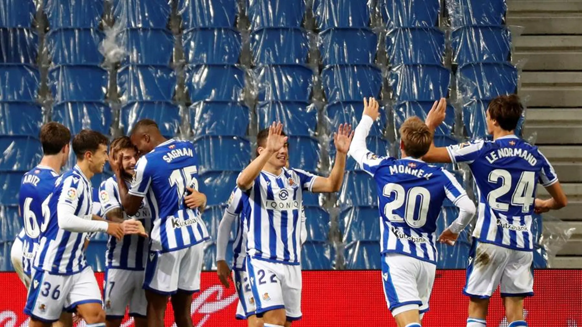 Los jugadores de la Real Sociedad celebran su gol. Los jugadores de la Real Sociedad celebran su gol.