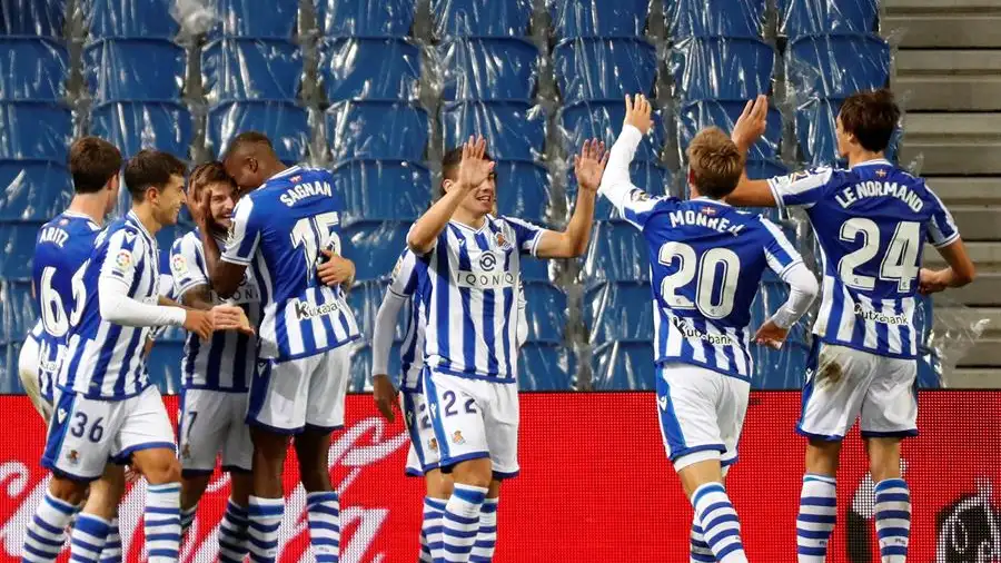 Los jugadores de la Real Sociedad celebran su gol.
