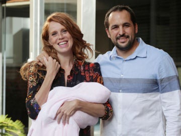 María Castro y José Manuel Villalba a la salida del hospital con Olivia