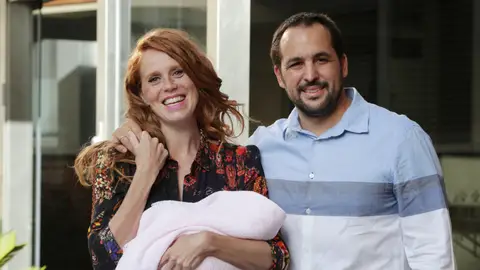 María Castro y José Manuel Villalba a la salida del hospital con Olivia