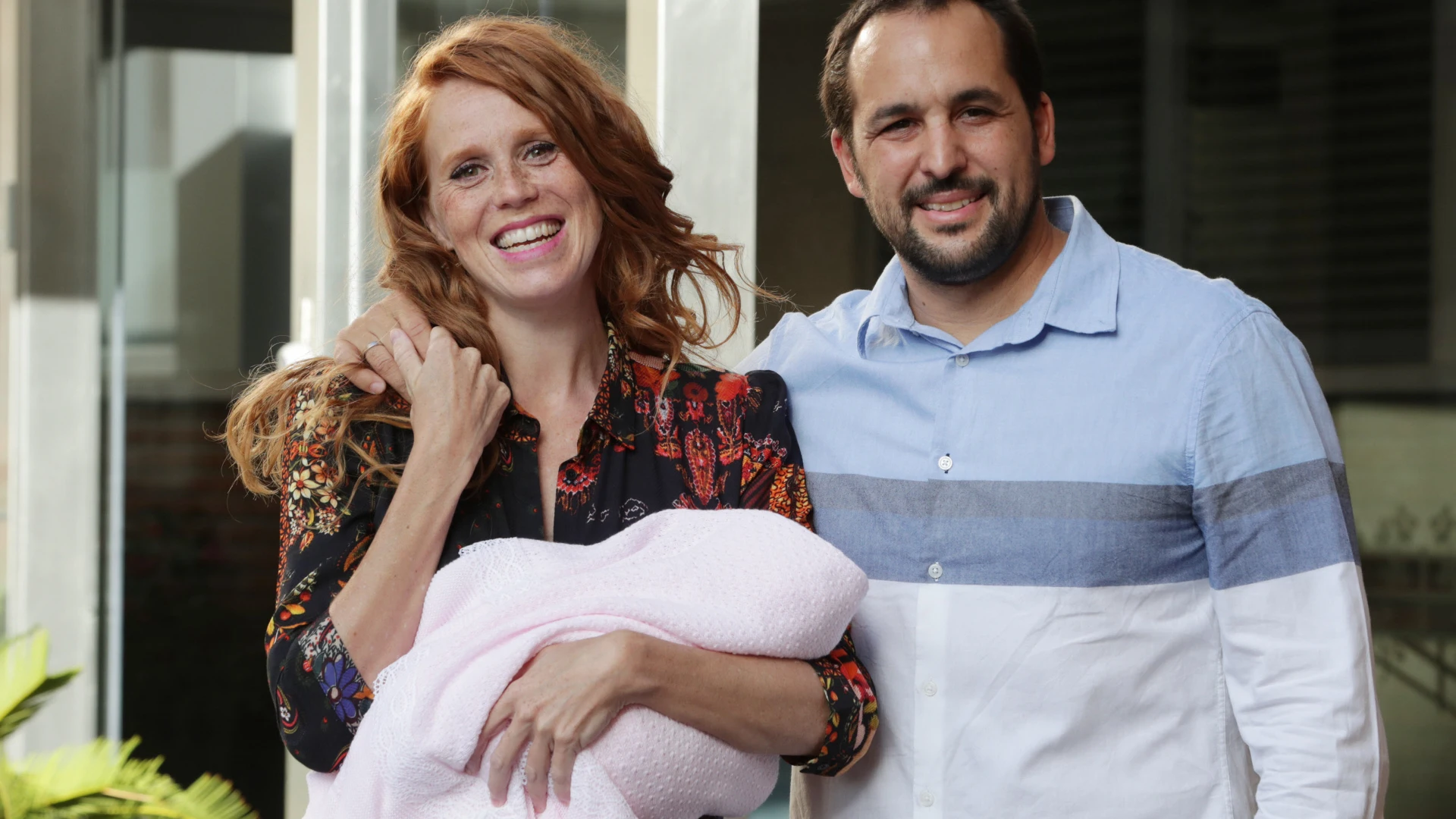 María Castro y José Manuel Villalba a la salida del hospital con Olivia María Castro y José Manuel Villalba a la salida del hospital con Olivia