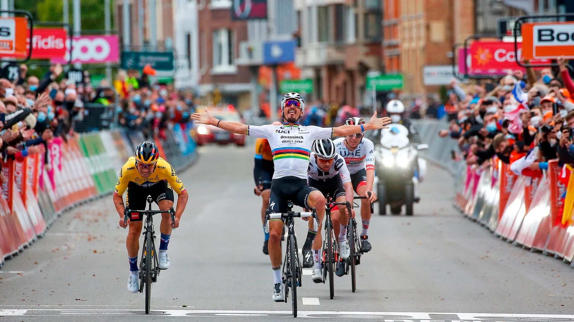 Alaphilippe celebra la victoria y Roglic le pasa en la misma línea de meta para ganar en Lieja Alaphilippe celebra la victoria y Roglic le pasa en la misma línea de meta para ganar en Lieja