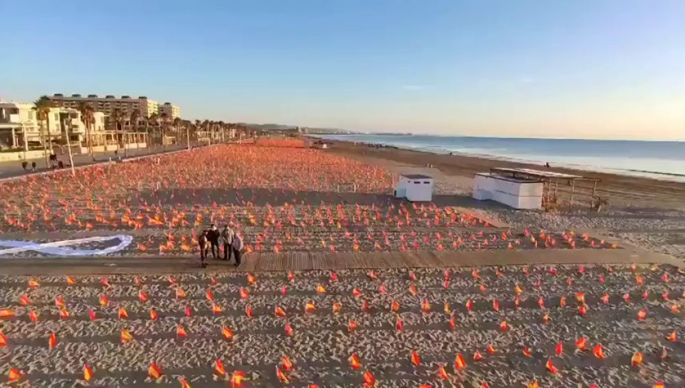 Colocan  53.000 banderas de España "en homenaje a los fallecidos por el coronavirus" en la playa de la Patacona 