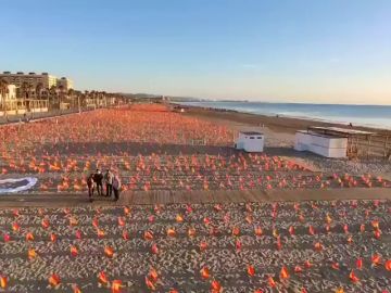 Colocan 53.000 banderas de España "en homenaje a los fallecidos por el coronavirus" en la playa de la Patacona 