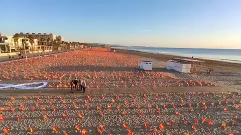 Colocan 53.000 banderas de España "en homenaje a los fallecidos por el coronavirus" en la playa de la Patacona Colocan 53.000 banderas de España "en homenaje a los fallecidos por el coronavirus" en la playa de la Patacona