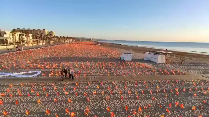 Colocan 53.000 banderas de España "en homenaje a los fallecidos por el coronavirus" en la playa de la Patacona Colocan 53.000 banderas de España "en homenaje a los fallecidos por el coronavirus" en la playa de la Patacona