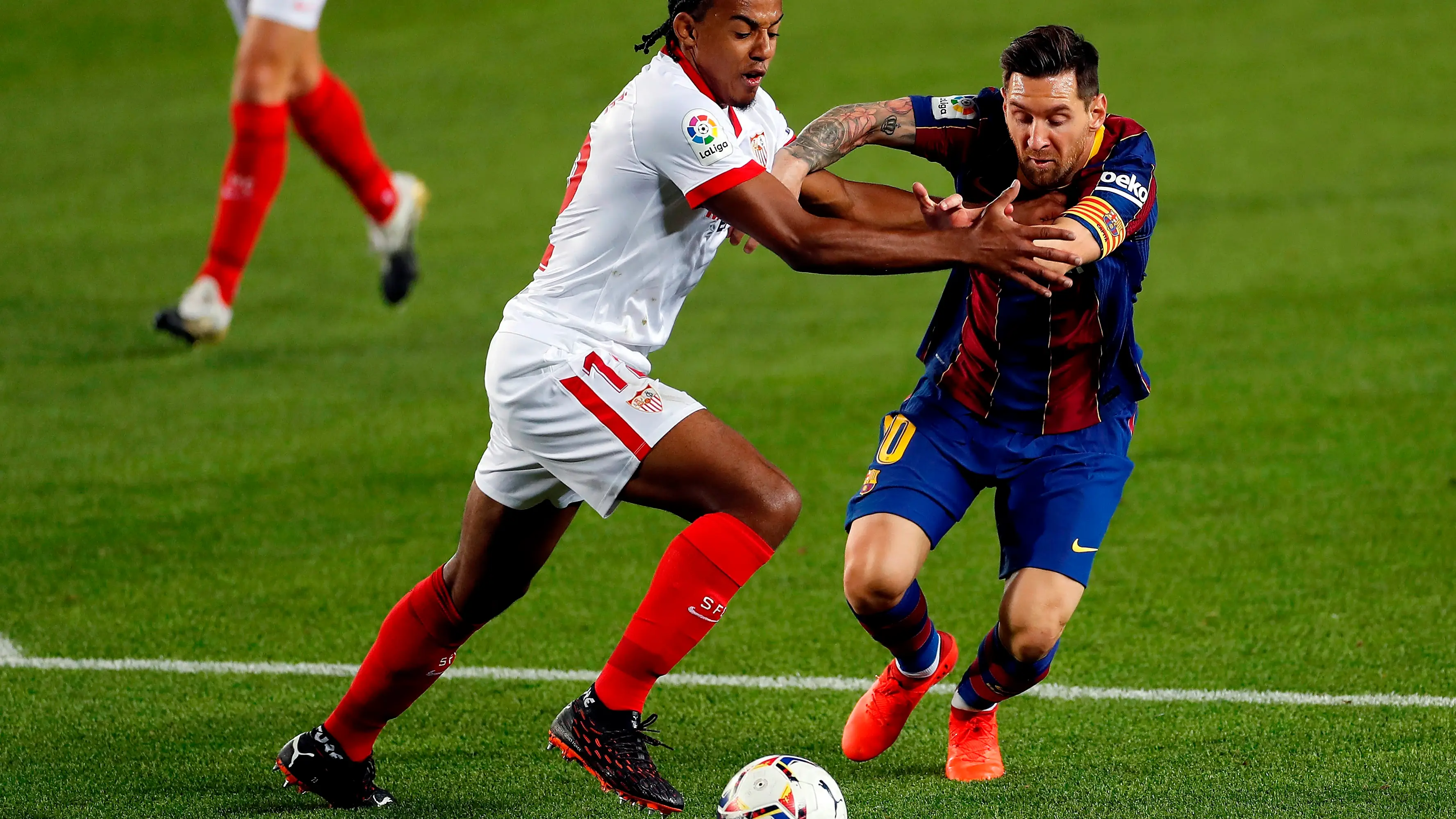 Messi y Koundé disputan un balón Messi y Koundé disputan un balón
