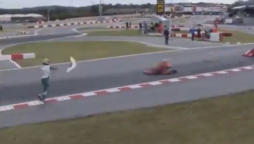 Un piloto lanza una pieza de su kart a otro en plena carrera y después le pega en boxes