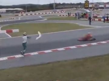 Un piloto lanza una pieza de su kart a otro en plena carrera y después le pega en boxes