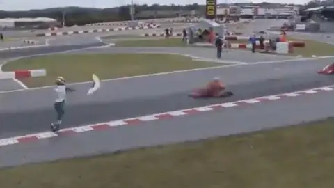Un piloto lanza una pieza de su kart a otro en plena carrera y después le pega en boxes Un piloto lanza una pieza de su kart a otro en plena carrera y después le pega en boxes
