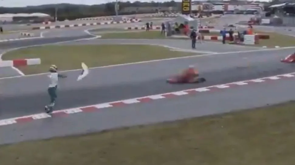 Un piloto lanza una pieza de su kart a otro en plena carrera y después le pega en boxes Un piloto lanza una pieza de su kart a otro en plena carrera y después le pega en boxes