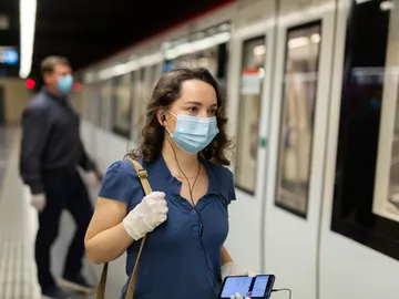 Mujer con mascarilla Mujer con mascarilla