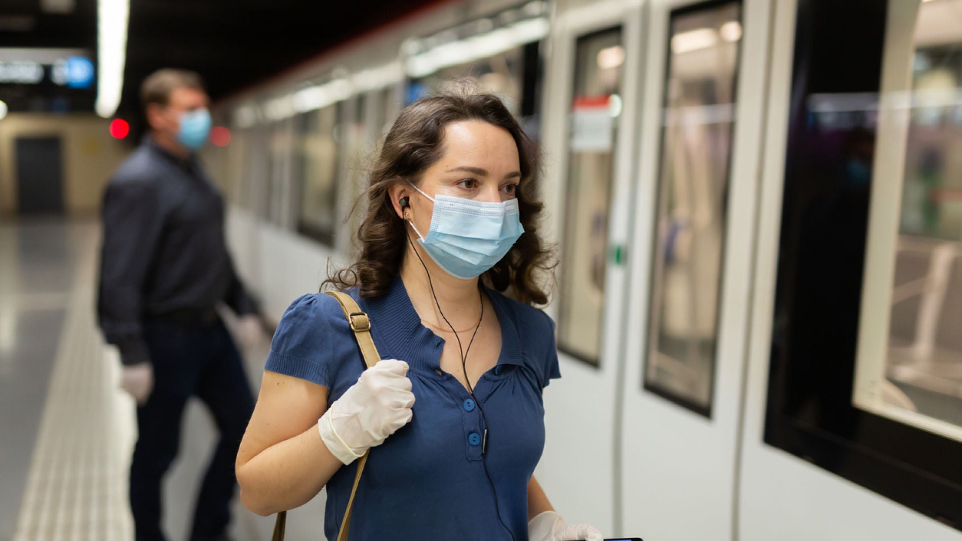 Mujer con mascarilla
