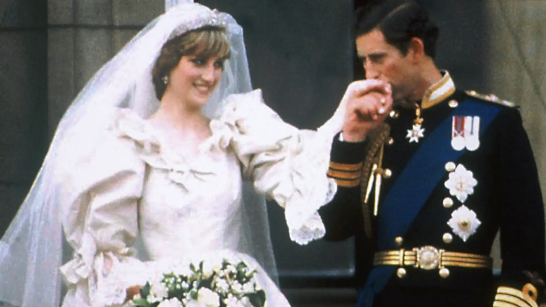 Diana de Gales y el Príncipe Carlos de Inglaterra en su boda