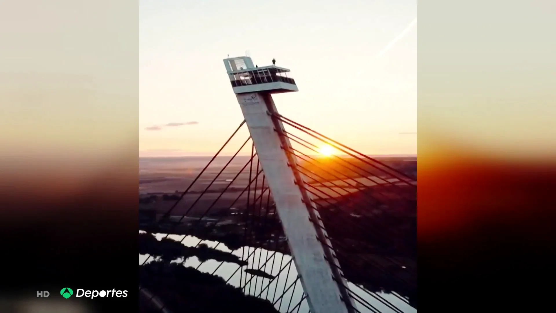 Un 'youtuber' GuilleWhat se juega la vida a 192 metros en un puente de Talavera de la Reina practicando parkour extremo