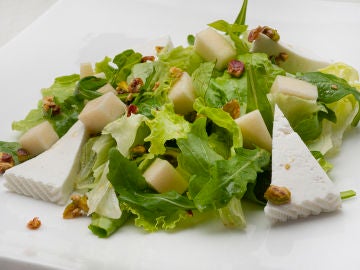 La ensalada más completa de Karlos Arguiñano: de rúcula, pera, queso y pistachos