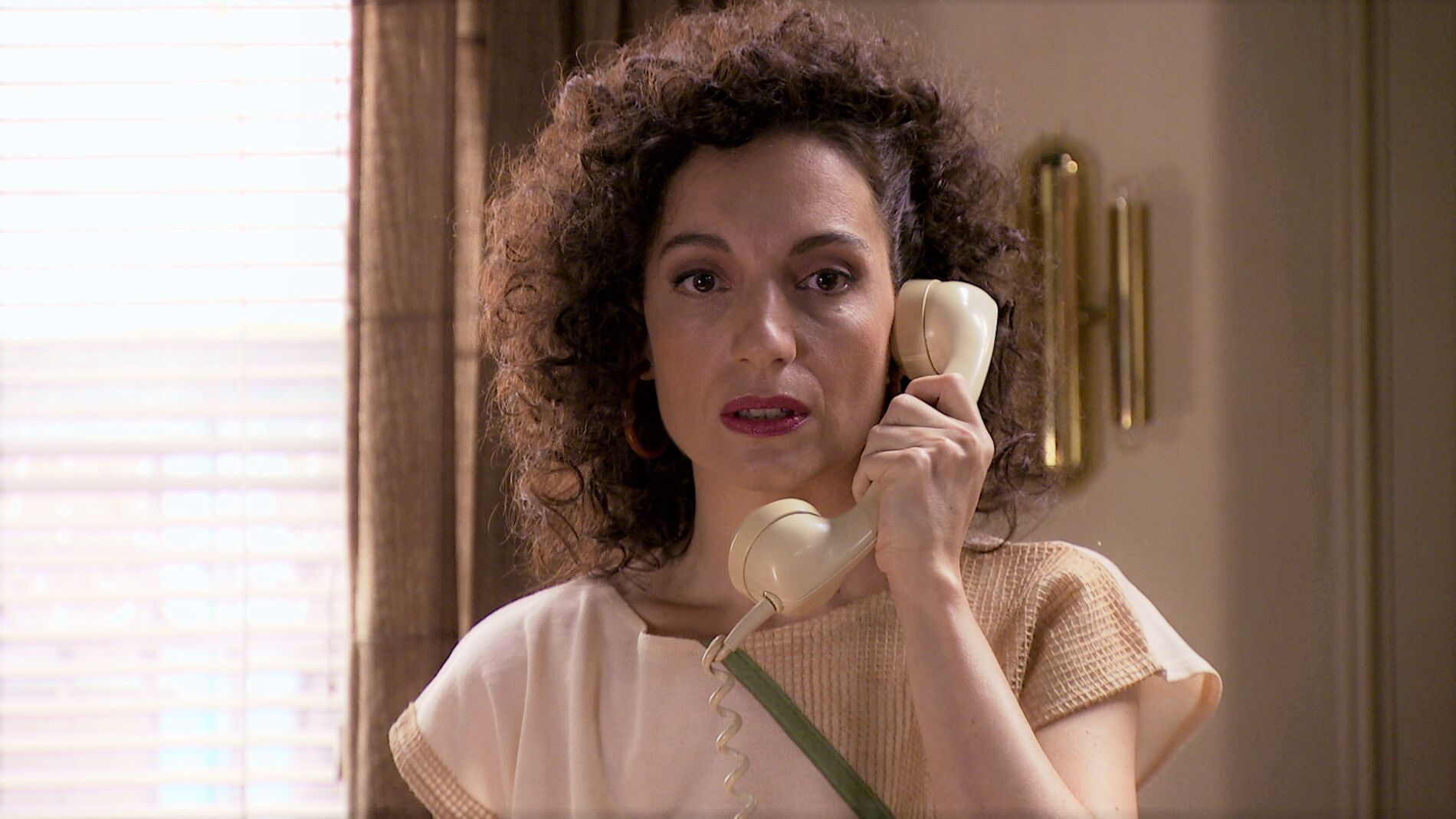 Estefan&iacute;a descubre un gran secreto de Miguel, el antiguo camarero