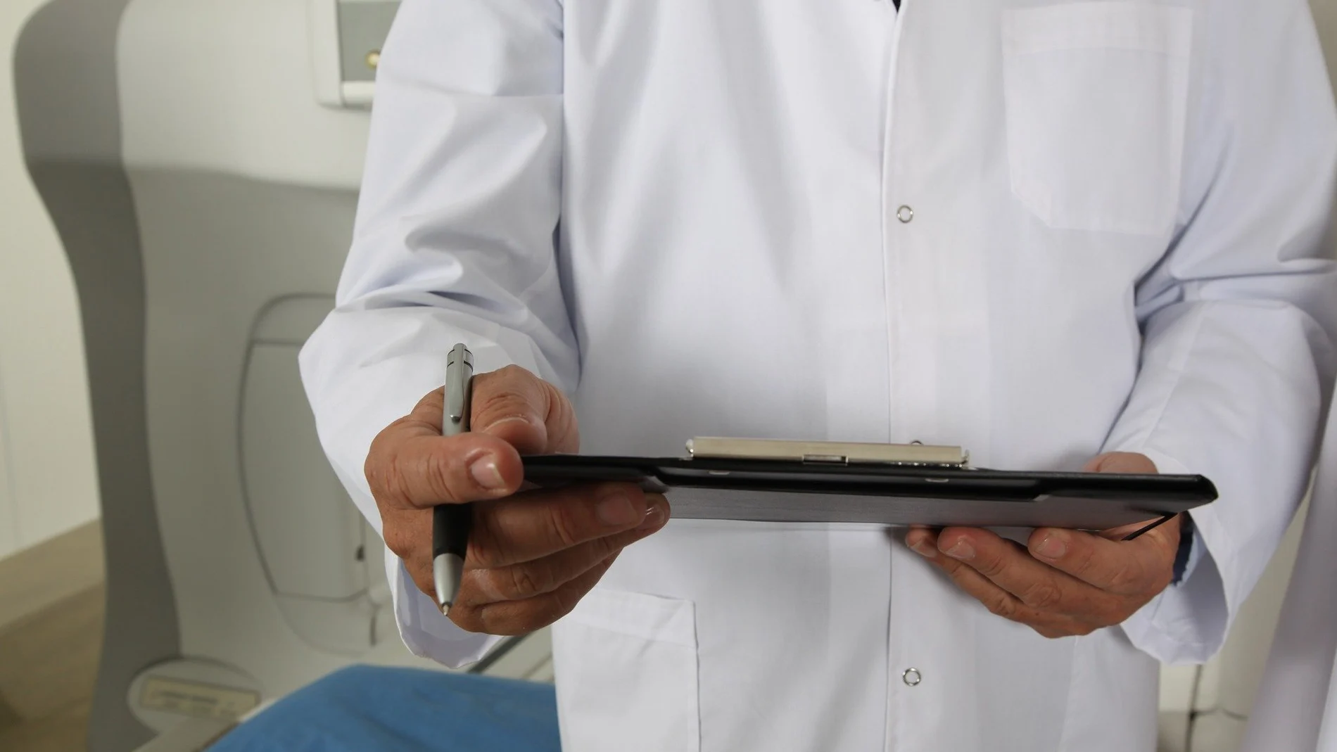 Médico con análisis Médico con análisis