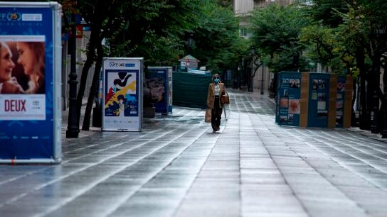 Una mujer camina por la c&eacute;ntrica calle del Paseo completamente vac&iacute;a, en Ourense
