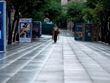 Una mujer camina por la céntrica calle del Paseo completamente vacía, en Ourense