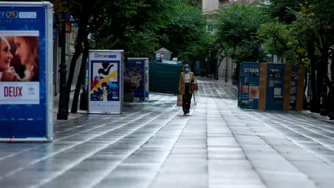 Una mujer camina por la céntrica calle del Paseo completamente vacía, en Ourense Una mujer camina por la céntrica calle del Paseo completamente vacía, en Ourense