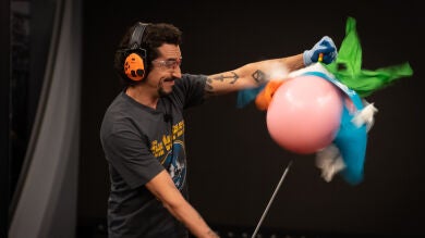 Marron se juega una mano con una espectacular matrioska de globos