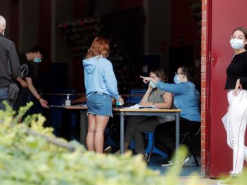 Realizan test de coronavirus a cientos de estudiantes por un brote en un colegio mayor