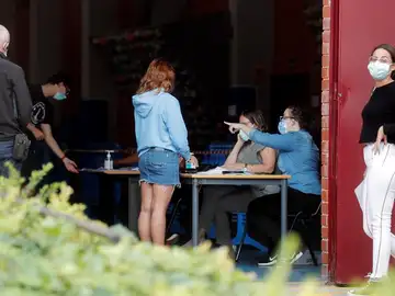 Realizan test de coronavirus a cientos de estudiantes por un brote en un colegio mayor Realizan test de coronavirus a cientos de estudiantes por un brote en un colegio mayor