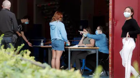 Realizan test de coronavirus a cientos de estudiantes por un brote en un colegio mayor Coronavirus