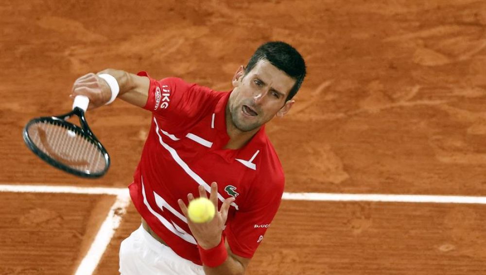 Djokovic vuelve a dar un pelotazo a un juez de línea, pero esta vez no es descalificado