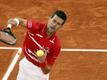 Djokovic vuelve a dar un pelotazo a un juez de línea, pero esta vez no es descalificado