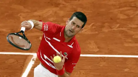 Djokovic vuelve a dar un pelotazo a un juez de línea, pero esta vez no es descalificado Djokovic vuelve a dar un pelotazo a un juez de línea, pero esta vez no es descalificado