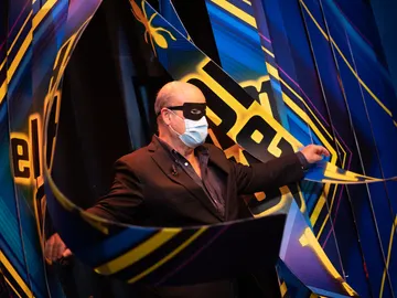 Las sentencias del justiciero Resines: alucina al descubrir peluqueros que cortan el pelo con fuego Las sentencias del justiciero Resines: alucina al descubrir peluqueros que cortan el pelo con fuego