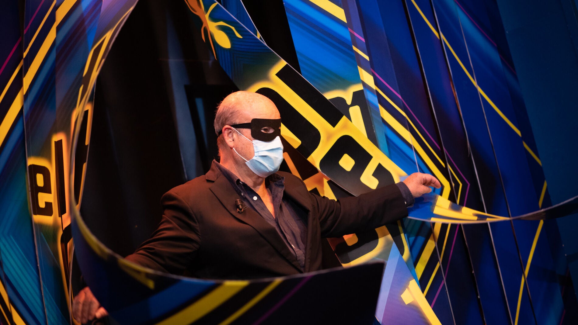 Las sentencias del justiciero Resines: alucina al descubrir peluqueros que cortan el pelo con fuego