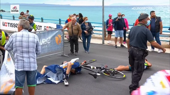 El helic&oacute;ptero provoca una brutal ca&iacute;da en el final de la cuarta etapa del Giro de Italia