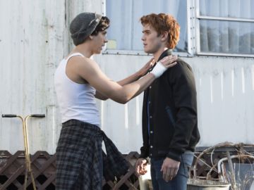 Cole Sprouse y KJ Apa como Jughead y Archie en 'Riverdale'