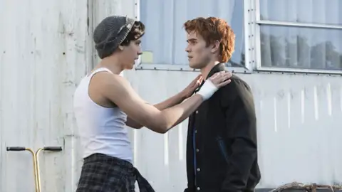 Cole Sprouse y KJ Apa como Jughead y Archie en 'Riverdale' Cole Sprouse y KJ Apa como Jughead y Archie en 'Riverdale'