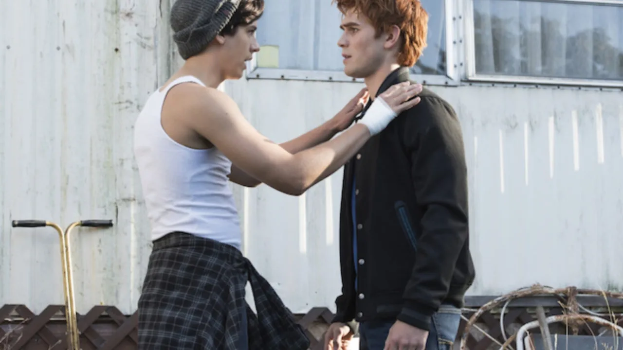 Cole Sprouse y KJ Apa como Jughead y Archie en 'Riverdale' Cole Sprouse y KJ Apa como Jughead y Archie en 'Riverdale'