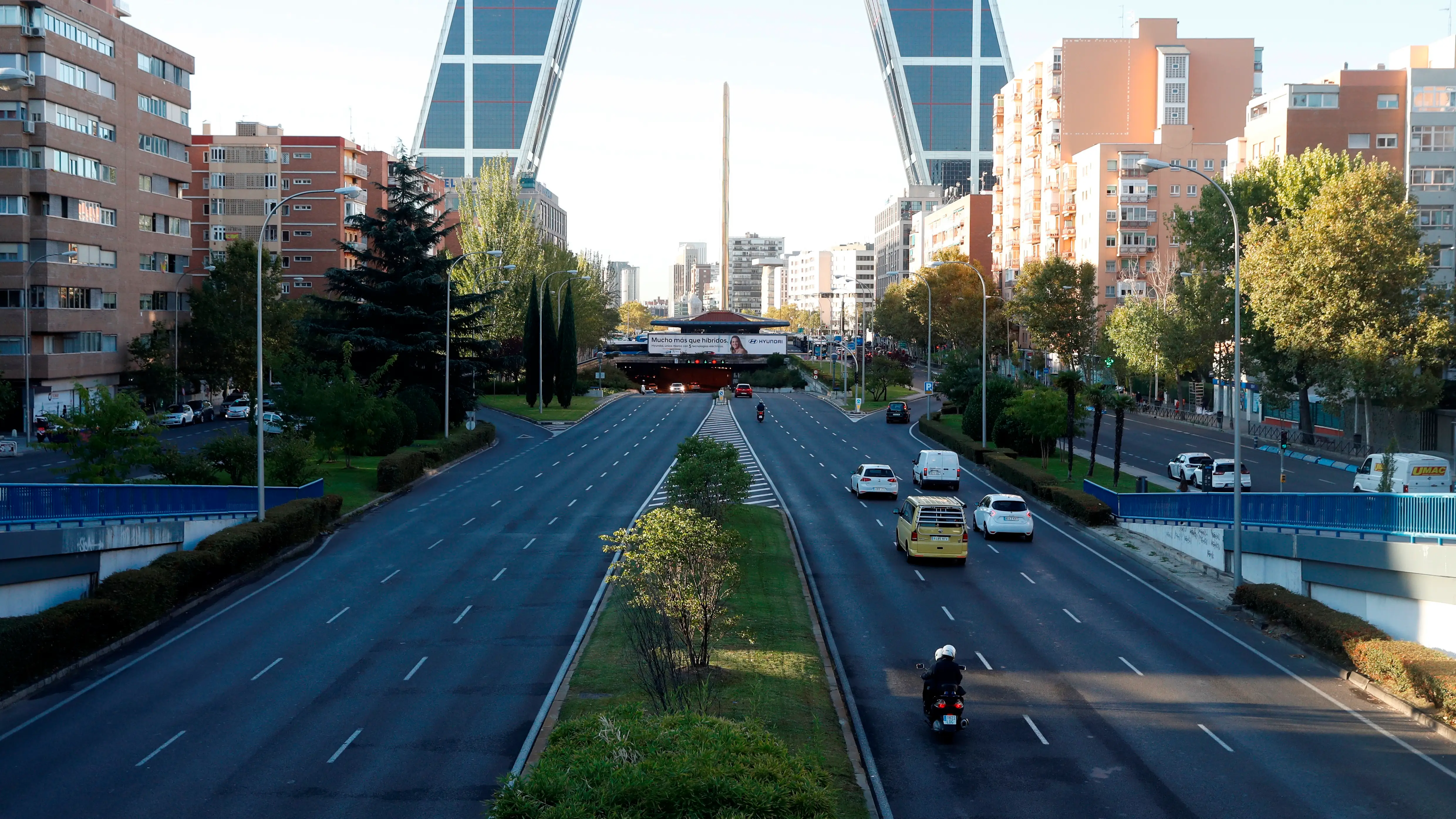 Vista del tráfico en el Paseo de la Castellana a la altura de Plaza Castilla Vista del tráfico en el Paseo de la Castellana a la altura de Plaza Castilla