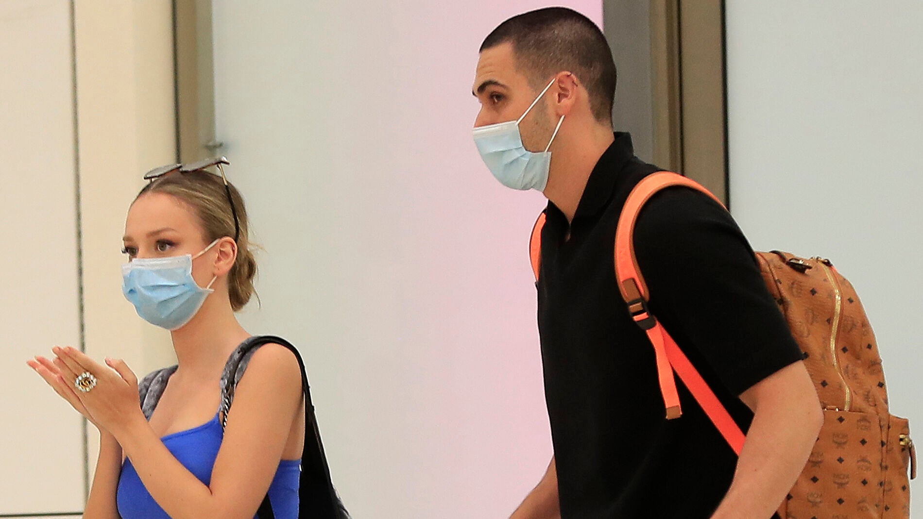 Ester Expósito y Alejandro Speitzer 