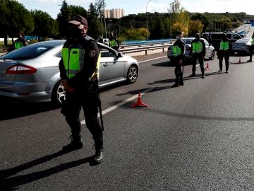 Agentes de la Policía Nacional contralan un acceso a la ciudad de Madrid (Archivo)