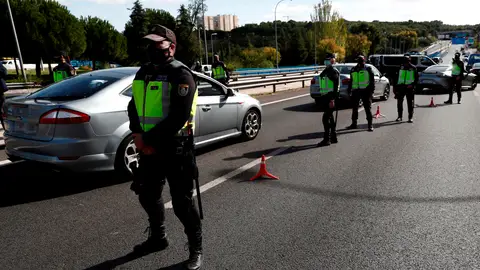 Agentes de la Policía Nacional contralan un acceso a la ciudad de Madrid (Archivo) Agentes de la Policía Nacional contralan un acceso a la ciudad de Madrid (Archivo)
