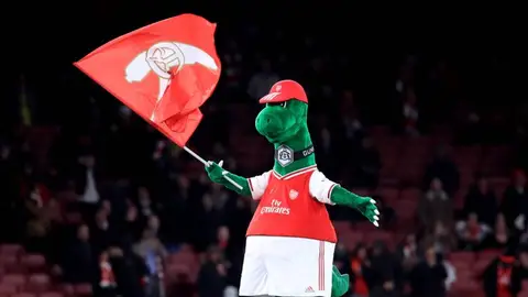 Mesut Ozil pagará el sueldo del hombre detrás 'Gunnersaurus' para que la mascota del Arsenal no desaparezca Mesut Ozil pagará el sueldo del hombre detrás 'Gunnersaurus' para que la mascota del Arsenal no desaparezca
