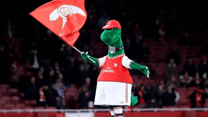 Mesut Ozil pagar&aacute; el sueldo del hombre detr&aacute;s 'Gunnersaurus' para que la mascota del Arsenal no desaparezca