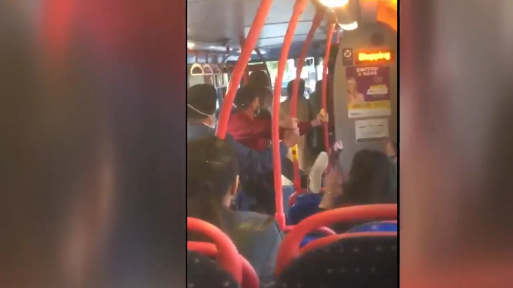 Agresión racista por no llevar mascarilla Agresión racista por no llevar mascarilla