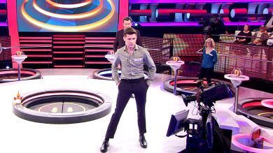 Duelo en la pasarela ‘¡Ahora caigo!’: un concursante enseña a desfilar a Arturo Valls