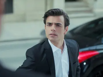 Sirin se acerca a Sarp gracias a Levent sin saber que se está metiendo en la boca del lobo Sirin se acerca a Sarp gracias a Levent sin saber que se está metiendo en la boca del lobo